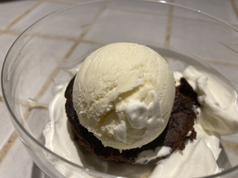 Schoküchlein im Hemd mit Vanilleeis